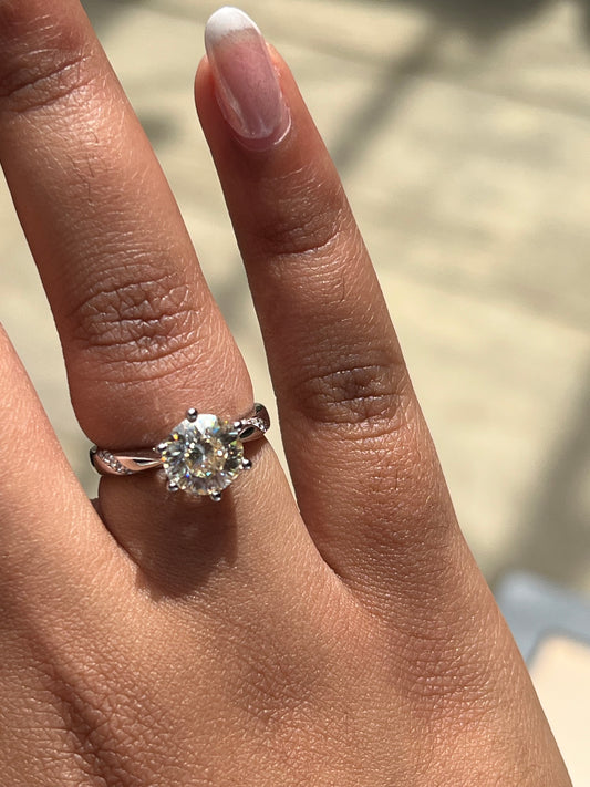 Boomi Ring Moissanite