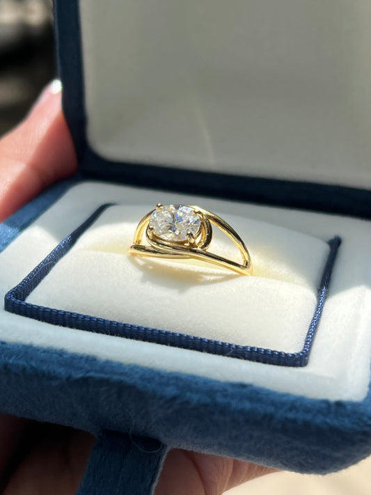 Madi Ring Moissanite